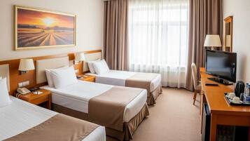 Escritorio, espacio para trabajar con laptop y wifi gratis