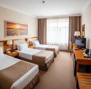 غرفة ثلاثية | مكتب ومساحة عمل للكمبيوتر المحمول وواي فاي مجانًا