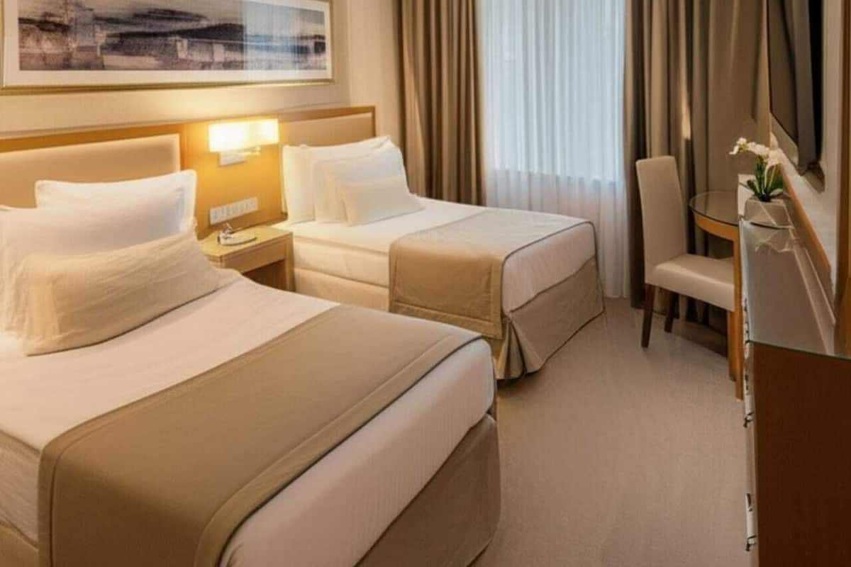 Escritorio, espacio para trabajar con laptop y wifi gratis