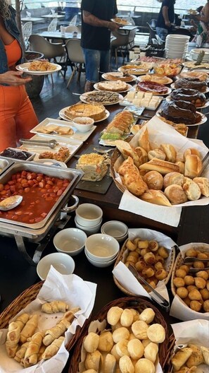 Sudah termasuk sarapan prasmanan setiap hari