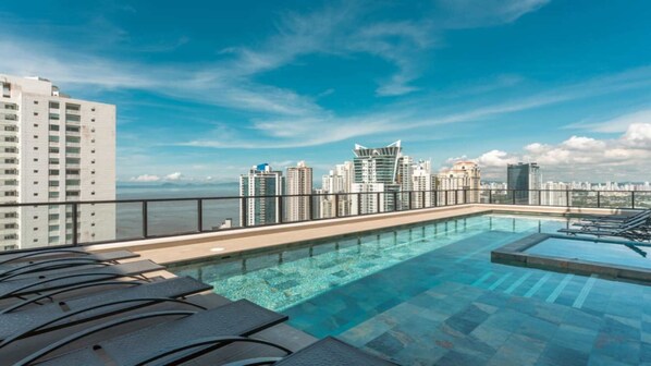 Pool - Executive Studio with Pacific Views in Panama City (Panamá)