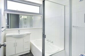 Sèche-cheveux, serviettes fournies, savon, papier toilette
