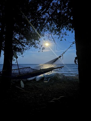 在海滩、沙滩椅、沙滩毛巾