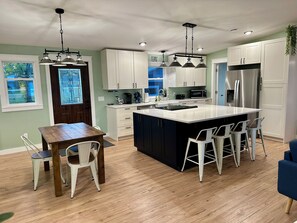 ثلاجة، ميكروويف، فرن، موقد طهي مسطح