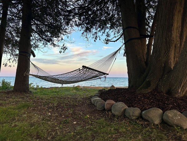 على الشاطئ، كراسي للتشمس، مناشف للشاطئ