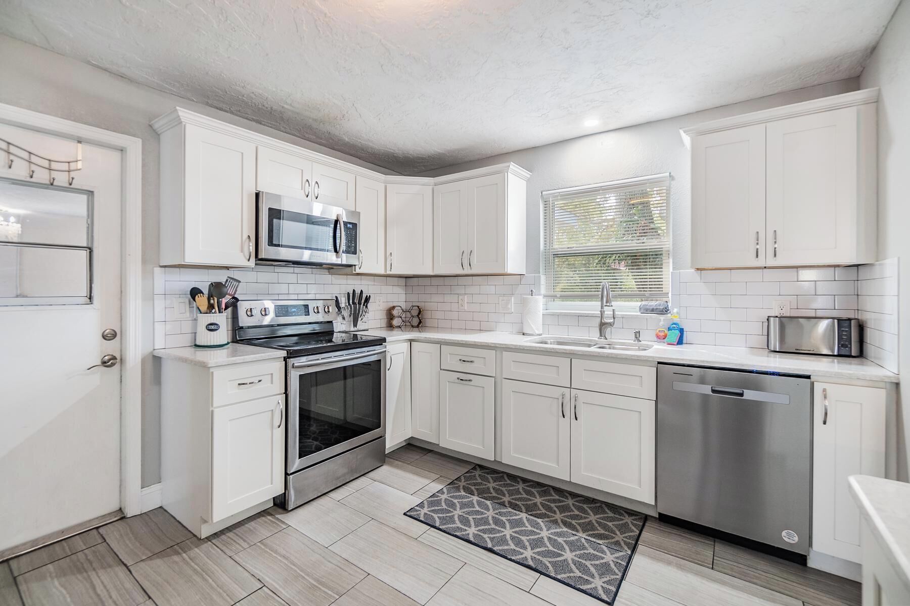 雪櫃、微波爐、 焗爐、爐具