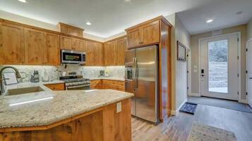 Kühlschrank, Mikrowelle, Wasserkocher, Kochgeschirr/Geschirr/Besteck