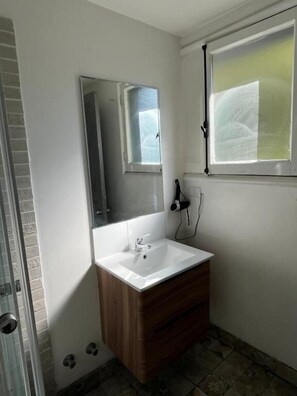 تجهيزات دش، مجففات شعر، مناشف، صابون