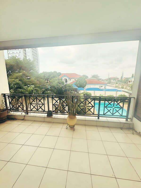 Property grounds - Modern Furnished 1BR in Roman Ridge w/Rooftop Views & Near to Airport Area (Accra)