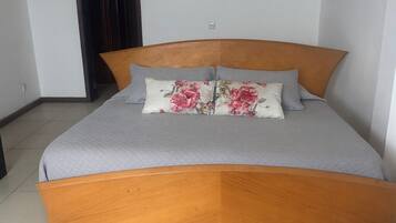 Iron/ironing board, bed sheets