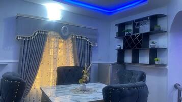 Luxury-Apartment, 2 Schlafzimmer | Essbereich im Zimmer