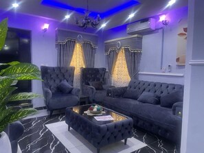 Departamento de lujo, 2 habitaciones | Área de sala de estar