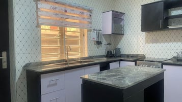 Luksus-lejlighed - 2 soveværelser | Privat køkken | Køleskab/fryser i fuld størrelse, ovn, kogeplade