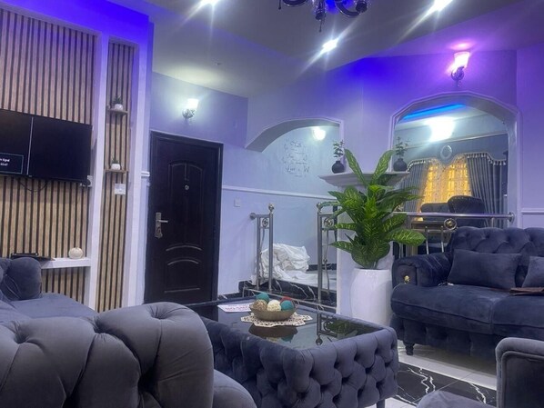 Departamento de lujo, 2 habitaciones | Área de sala de estar