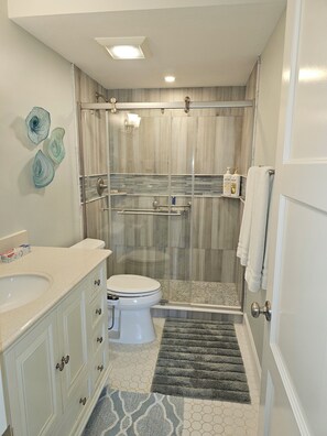 Shower, bidet, towels, toilet paper - Naples 2-bedroom Condo for Lease w/Stunning Water Front Views & Spacious Living! (Naples)