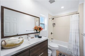 Hiustenkuivaaja, pyyhkeet, saippua, vessapaperi