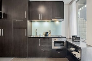 Jääkaappi, mikroaaltouuni, uuni, liesi