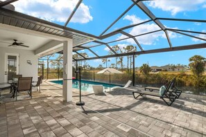 Una piscina al aire libre, una piscina climatizada