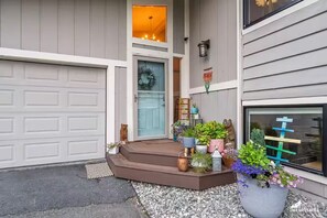Exterior detail - Umed district 4 bedroom with Mountain Views (Anchorage)