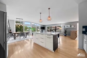 Interior - Umed district 4 bedroom with Mountain Views (Anchorage)