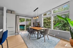 Dining - Umed district 4 bedroom with Mountain Views (Anchorage)
