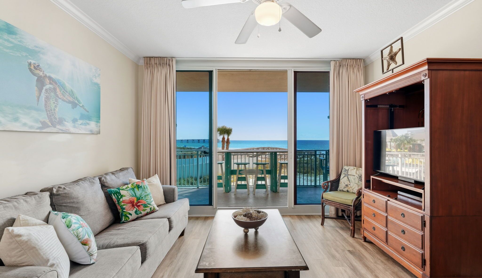 Smart-TV, DVD-spiller, bøker og stereoanlegg