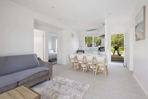 TV - Peaceful 2-Bed Apartment in Coastal McCrae (McCrae)