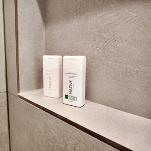 Secadora de cabello, toallas, jabón, papel de baño