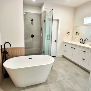 Hair dryer, towels, soap, toilet paper - New Modern 1BR Suite & Location! (Houston)