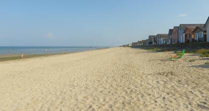 Very quiet. Typical Cotentin farmhouse, 12 km from the beach.