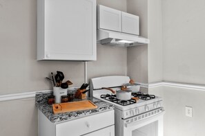 Microondas, horno, placa de cocina, lavavajillas