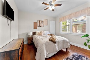 Tabla de planchar con plancha, wifi y ropa de cama