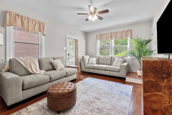 TV - Farmhouse Boho Retreat Peaceful 2 BR w/ Porch and Fenced Backyard (Richmond)