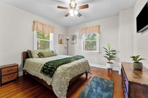 Iron/ironing board, WiFi, bed sheets - Farmhouse Boho Retreat Peaceful 2 BR w/ Porch and Fenced Backyard (Richmond)