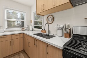 Køleskab, mikrobølgeovn, ovn, kogeplade