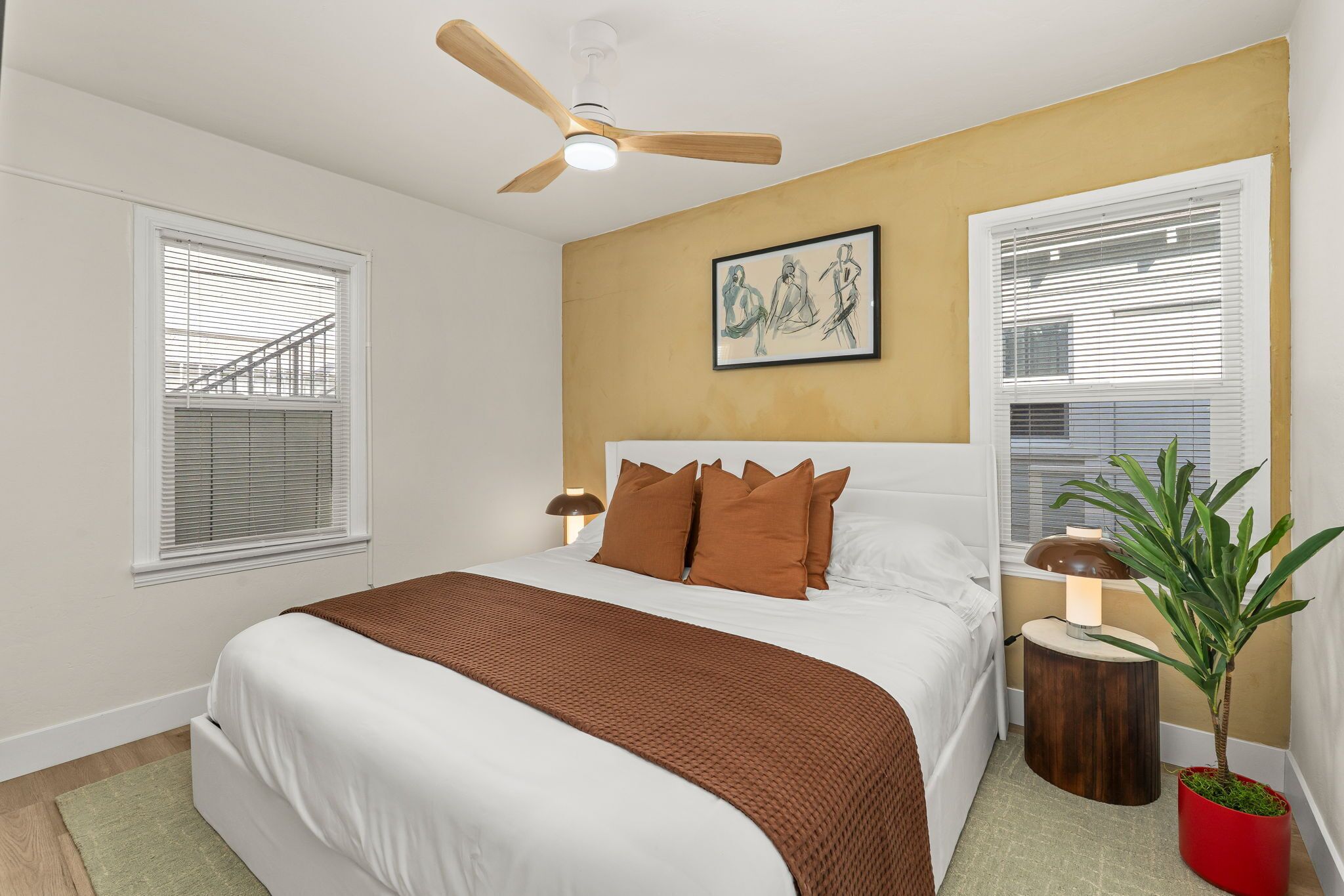 Safe på rommet, strykejern/-brett, wi-fi (inkludert) og sengetøy