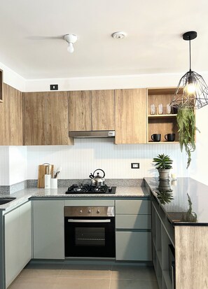 Refrigerador, microondas, horno, placa de cocina