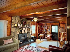 Fireplace, books - Charming Cabin in Madison w Wi-FI (Pratts)