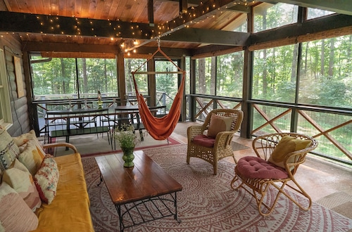 Charming Cabin Retreat Near Shenandoah park with Wi-FI