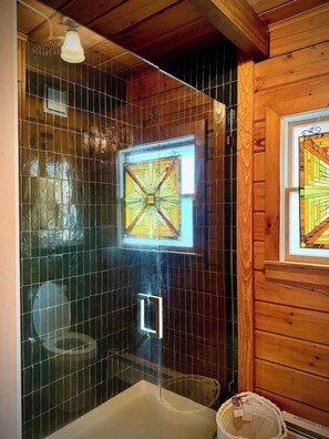 Shower, towels - Charming Cabin in Madison w Wi-FI (Pratts)