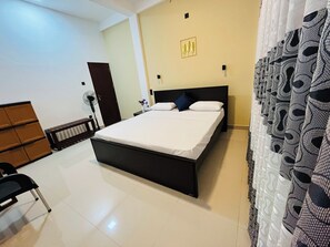 Tabla de planchar con plancha, wifi y ropa de cama 