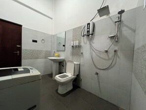 Haartrockner, Handtücher, Seife, Toilettenpapier