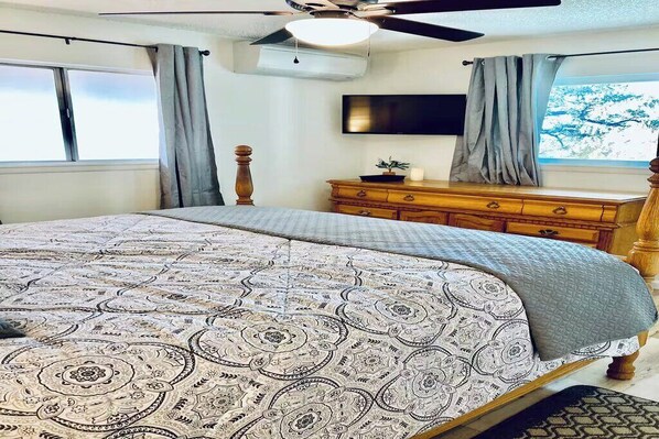 3 bedrooms, desk, WiFi, bed sheets