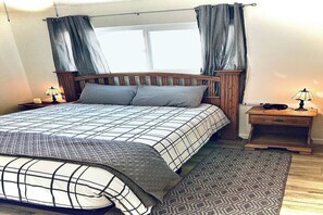 3 bedrooms, desk, WiFi, bed sheets
