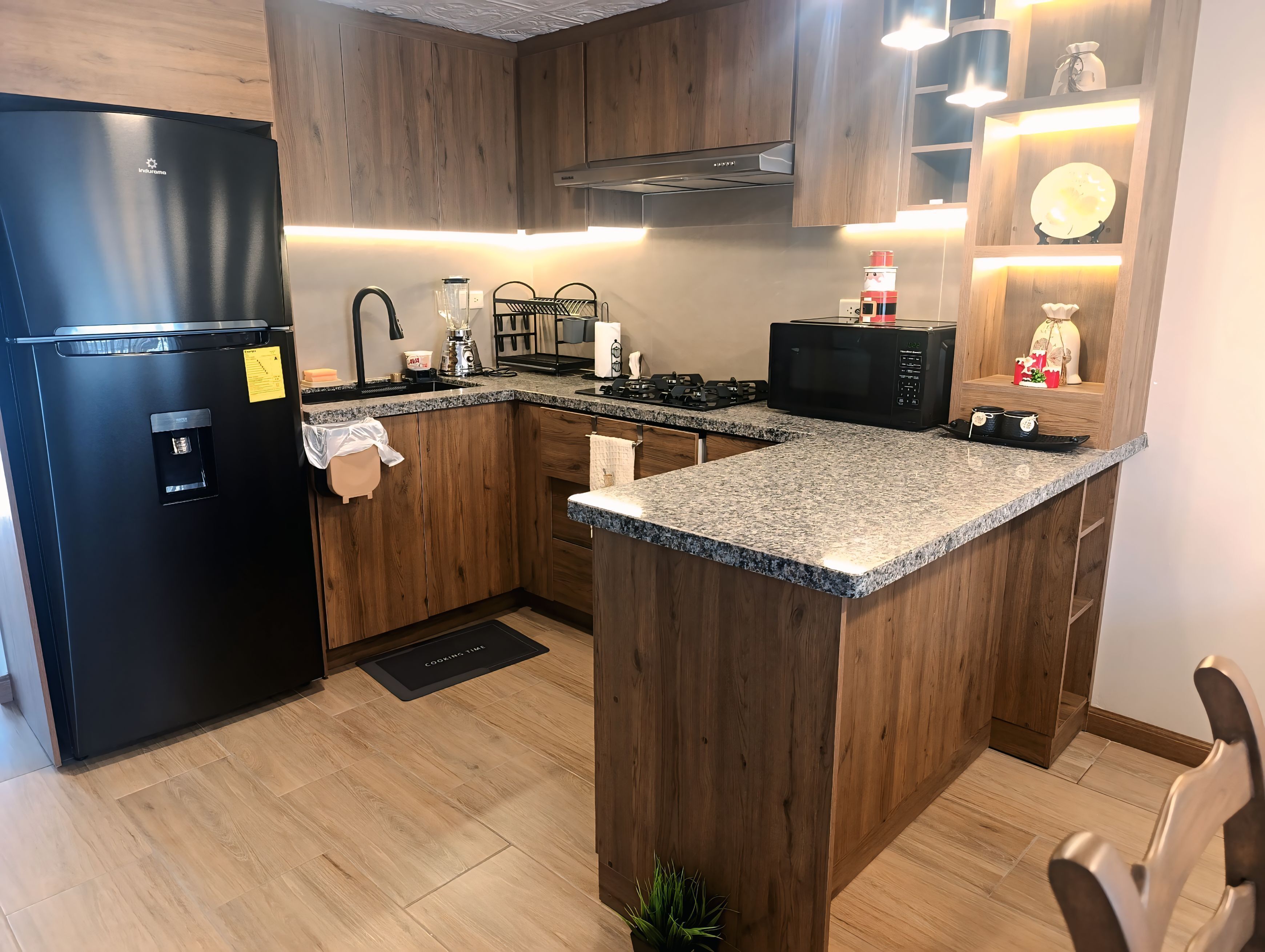 Micro-ondes, cafetière/bouilloire, bouilloire électrique, grille-pain