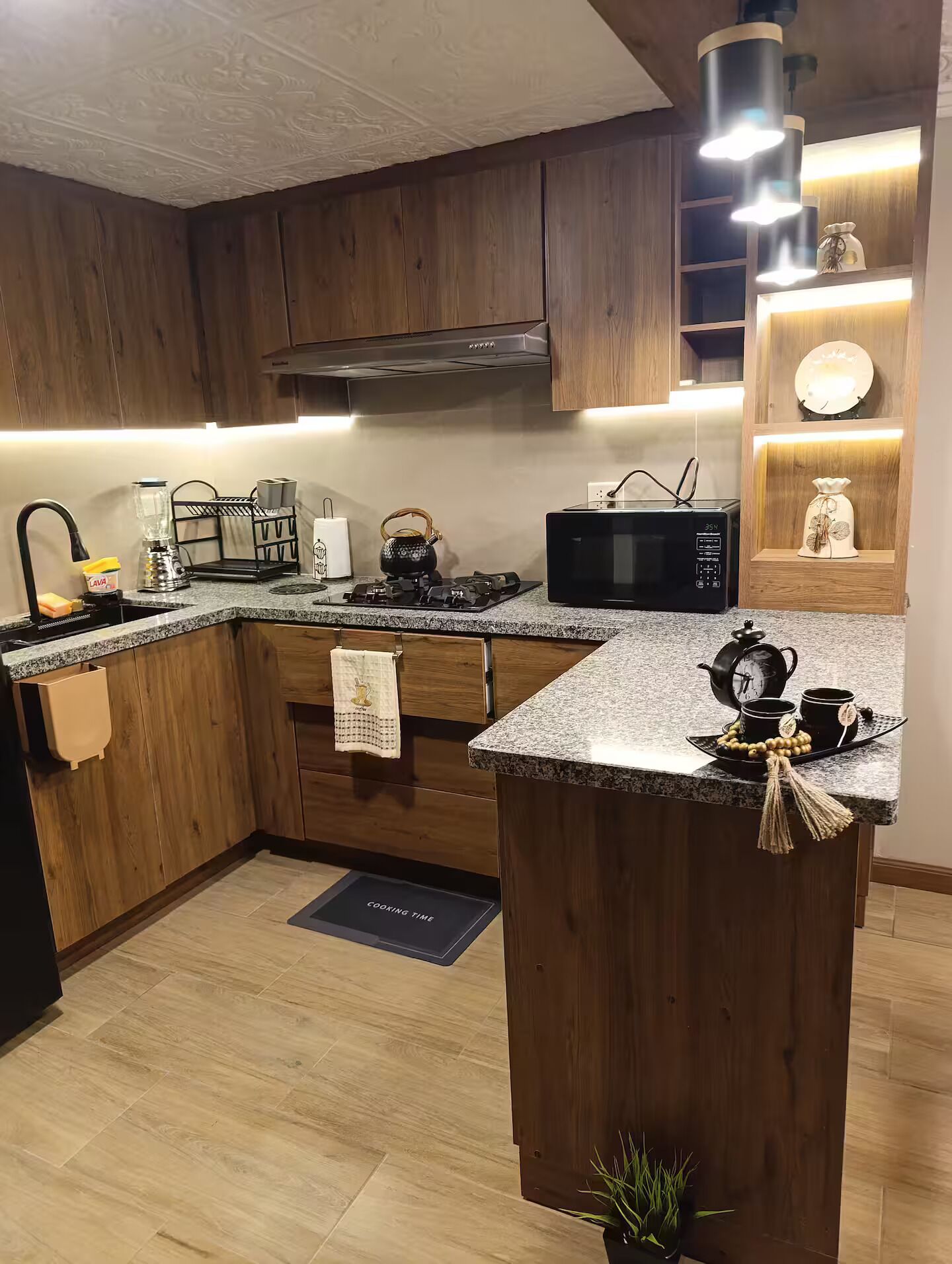 Mikrowelle, Wasserkocher mit Kaffee-/Teezubehör, Wasserkocher, Toaster