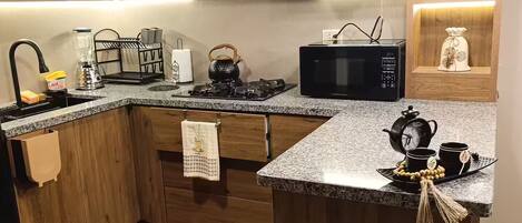 Micro-ondes, cafetière/bouilloire, bouilloire électrique, grille-pain