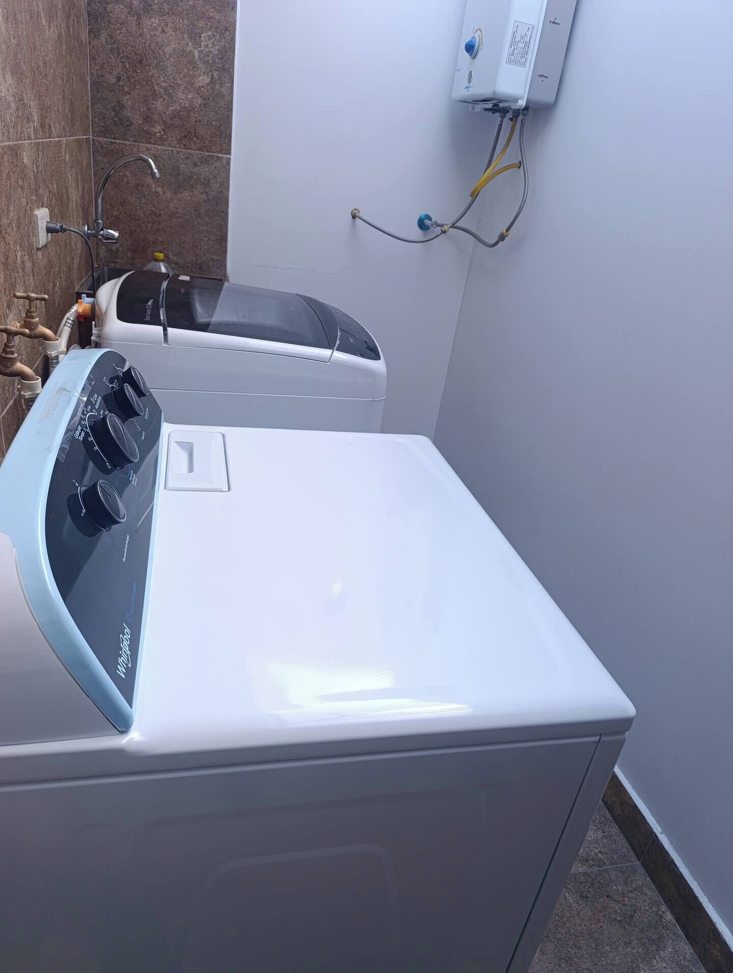 Haartrockner, Bidet, Handtücher, Toilettenpapier