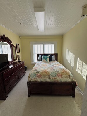 Strykjärn/strykbräda, wi-fi och sängkläder