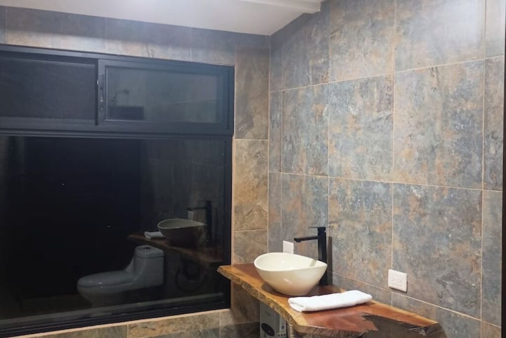 Douche, sèche-cheveux, serviettes fournies, savon